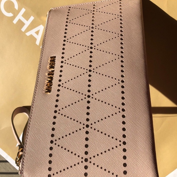 LAST 1 LEFT  Michael Kors Large Zip Clutch Ballet - Picture 3 of 7